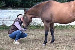 Porträt von B. Gruber in entspannter Pose – Referenz Verbindung zu ihrer Seele wieder finden